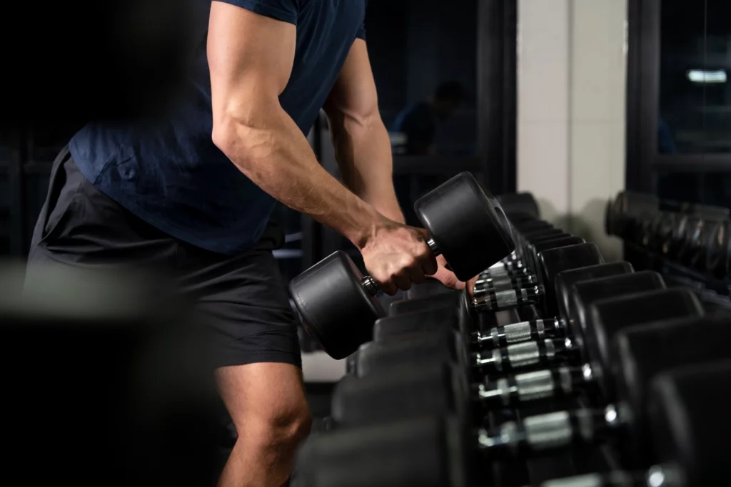 Adulto joven haciendo deporte