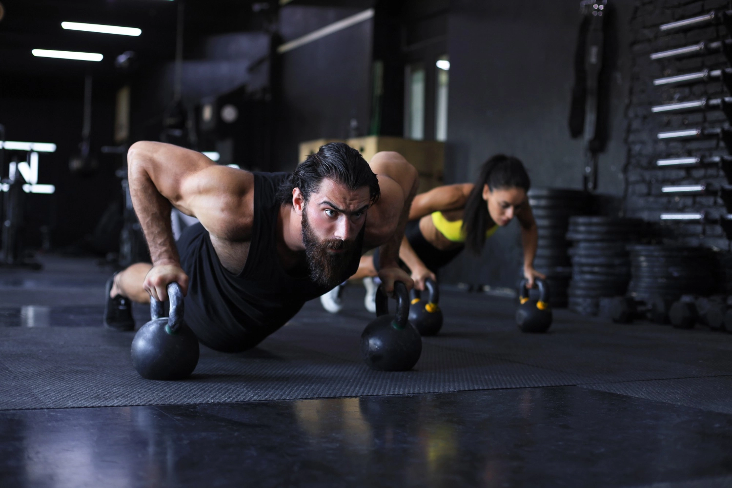 Hombre y mujer haciendo flexiones de pecho